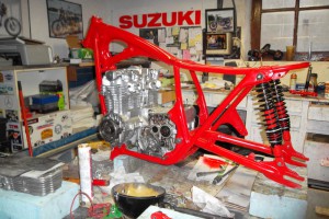 Honda 550 four chassis rouge